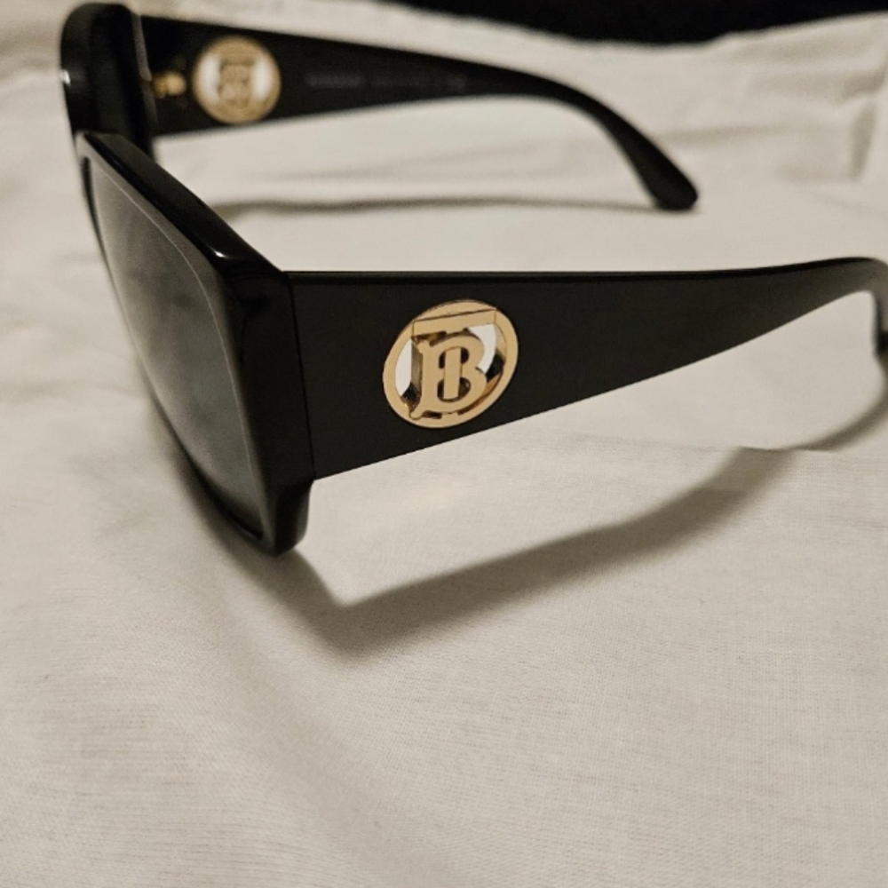 Burberry Sunglasses - Picture 5 of 6